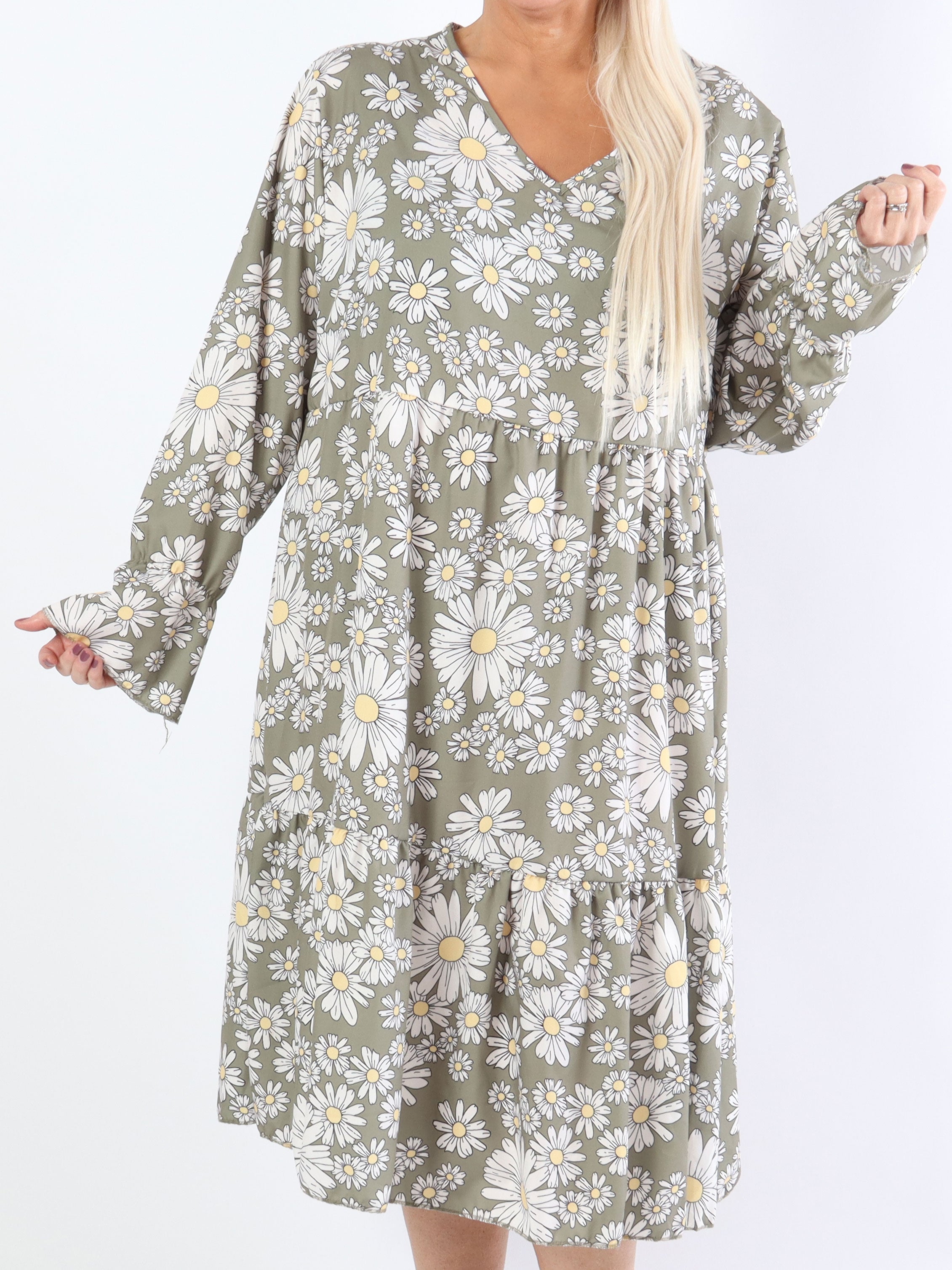 Marguerit - Söt klänning i plus size med vackert margueritmönster